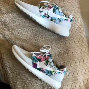 Size 8 Floral Nike Roshe